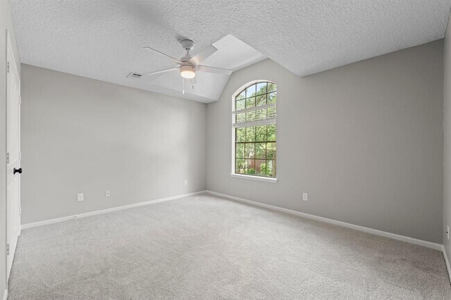 Building Photo - 6 Woodmere Pl