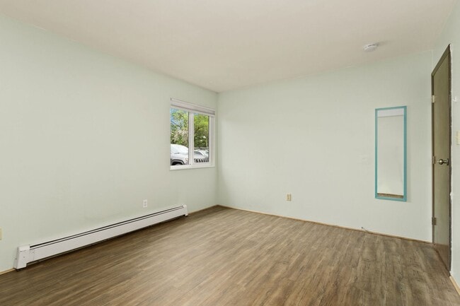 Building Photo - 2 Bedroom, 1 Bathroom Apartment, trash, water, and hot water heat included in rent.