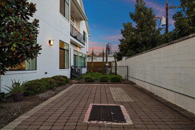 Building Photo - 1661 Bingle Rd
