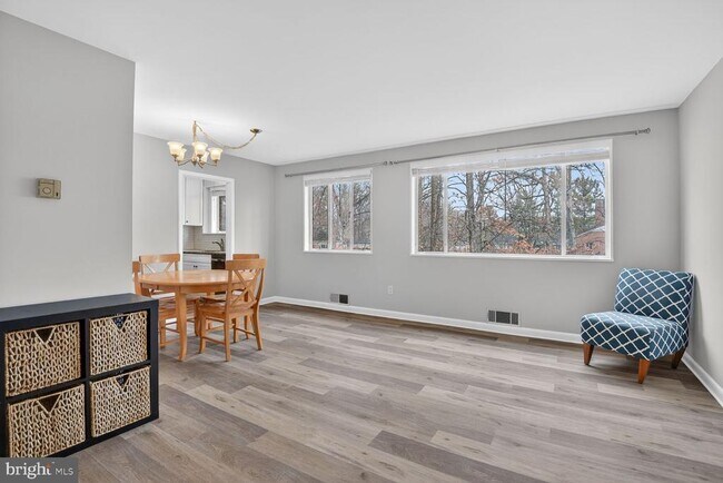 Building Photo - 10423 Montrose Ave