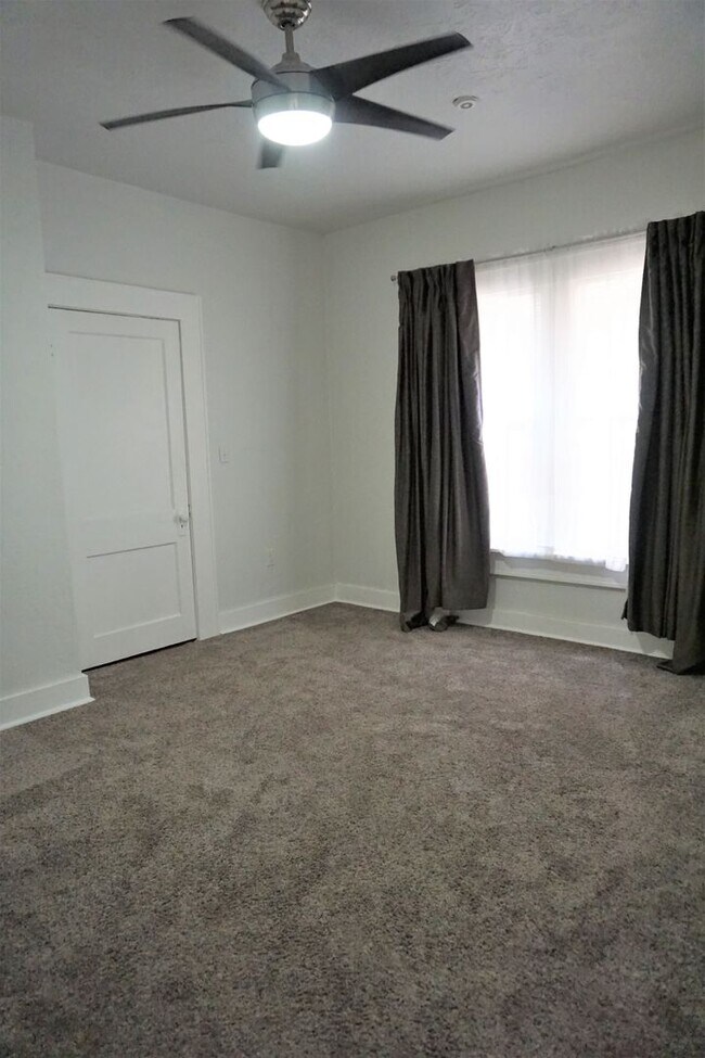 Building Photo - 2 BED 1 BATH DUPLEX MESTA PARK