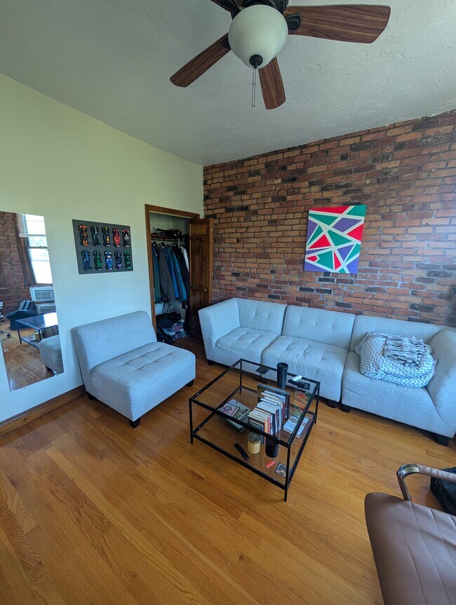 Building Photo - 219 Park Dr