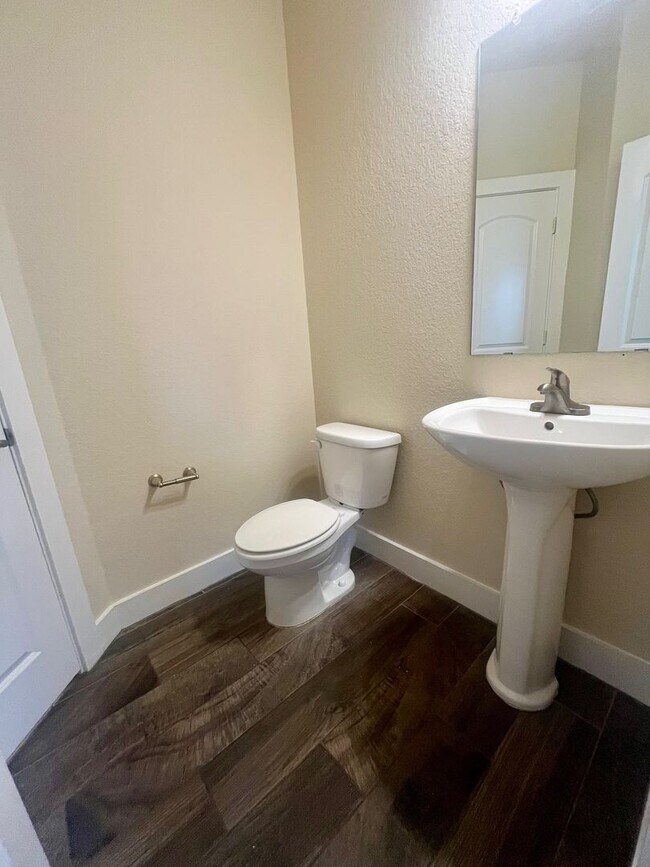 Building Photo - Fabulous Townhome Located minutes to Gruene and Downtown New Braunfels!