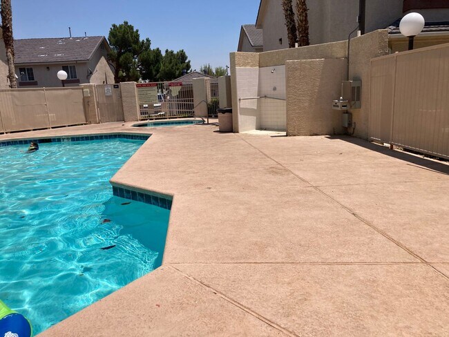 Building Photo - Townhouse 3 bedroom 2.5 bath 2 car garage