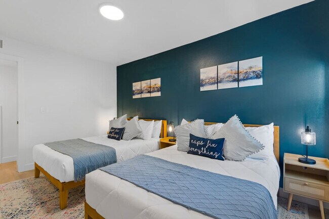 Building Photo - 4641 N 8th Pl