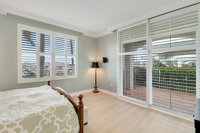 Building Photo - 806 E Windward Way