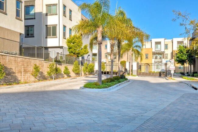 Building Photo - 2211 Solara Ln
