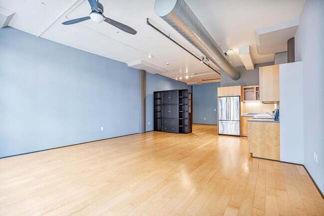 Building Photo - Stylish, south-facing 1-bdrm/1-bath loft in the Pearl—Deeded parking & storage