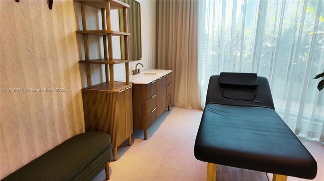 Building Photo - 700 NE 24th St