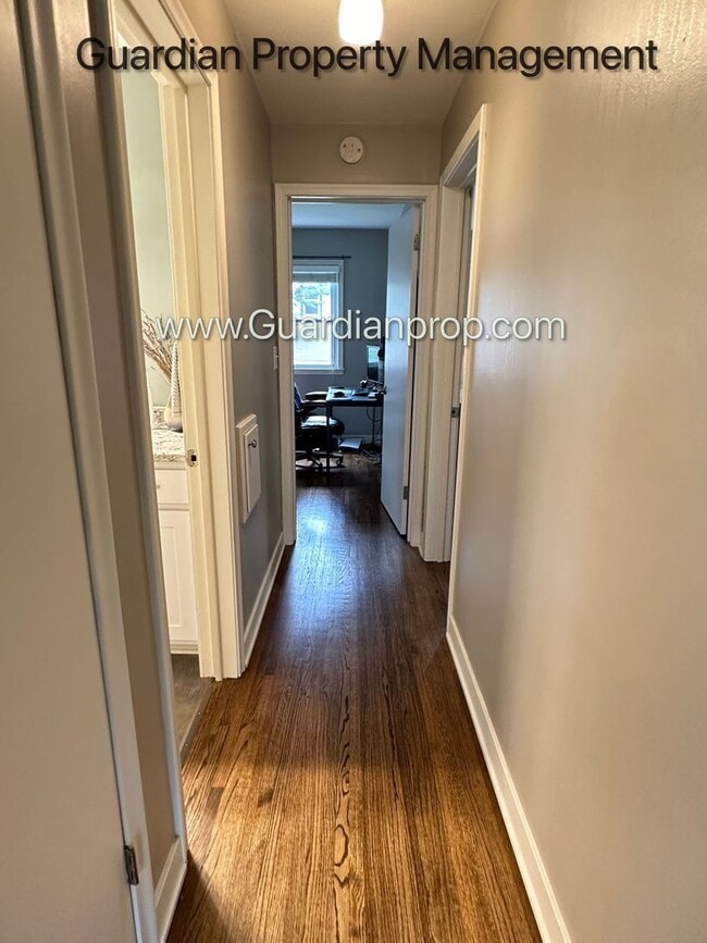 Building Photo - Linden Hills Upper Level Duplex, Fenced Yard, 1 Car Garage, Dishwasher, Storage, Laundry