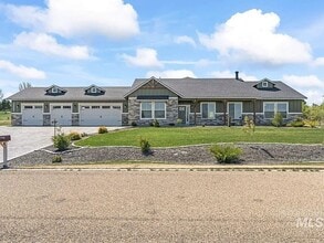 Building Photo - Beautiful 4/3 on TimberStone Golf Course