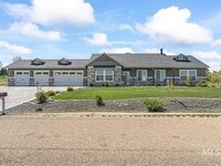 Building Photo - Beautiful 4/3 on TimberStone Golf Course