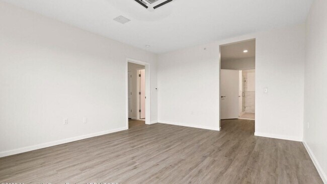 Building Photo - 165 Pavilion Ave