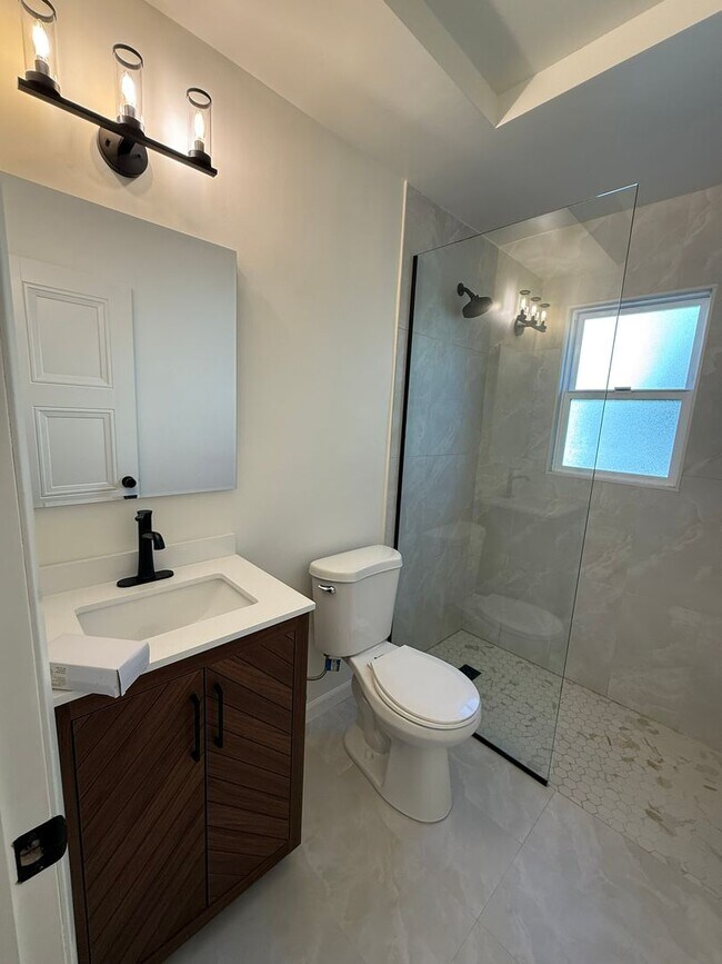 Building Photo - 4131 W Toluca Lake Ave