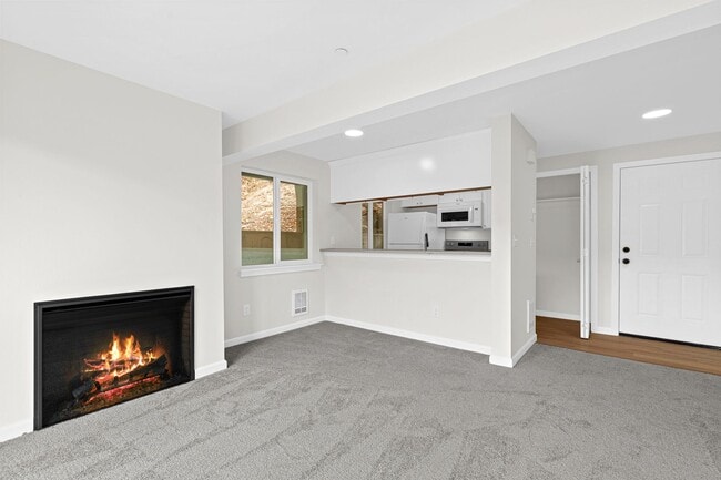Building Photo - 1 BD 1 BA, beautiful rebuilt condo in conv...
