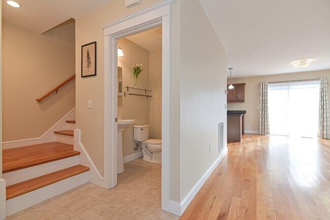 Building Photo - 2 Bedroom 2.5 Bathroom