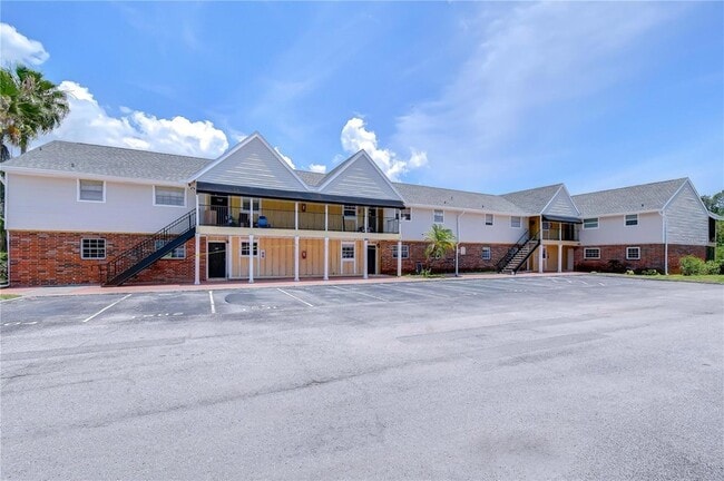 Building Photo - 200 Country Club Dr