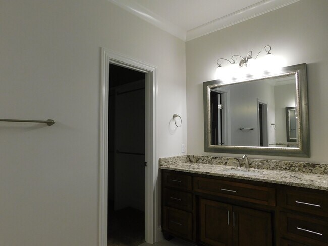 Building Photo - Grove Point Beauty