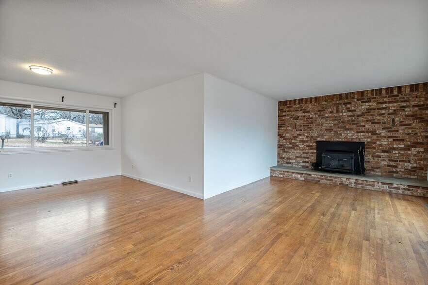 Building Photo - 1737 E 5th St