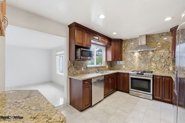 Building Photo - 536 W Hillsdale Blvd