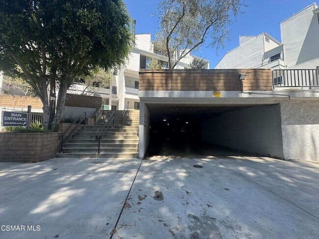 Building Photo - 13331 Moorpark St