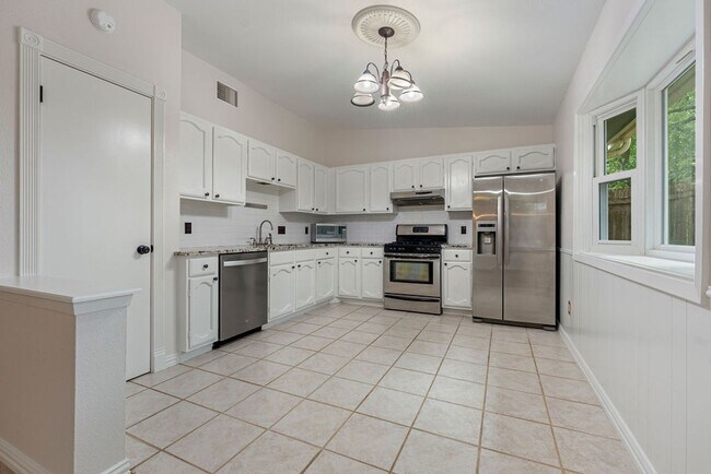 Building Photo - Beautiful 3 bedroom, 2 bathroom home in South Austin!!!