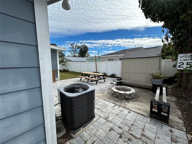 Building Photo - 2108 W Powhatan Ave