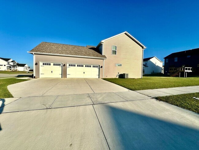 Primary Photo - Spacious 5 Bed Home in Bloomington