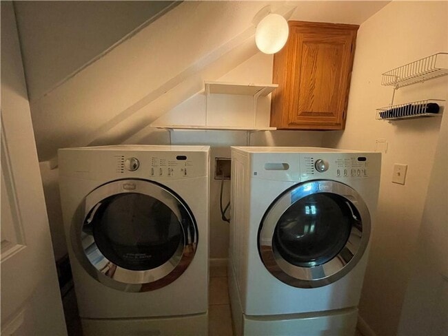 Building Photo - Gorgeous 3-Bed, 2.5-Bath Retreat Near Veterans Park