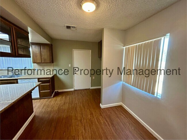Building Photo - Cute 3 Bed/1 Bath SE Bakersfield Home w/ S...