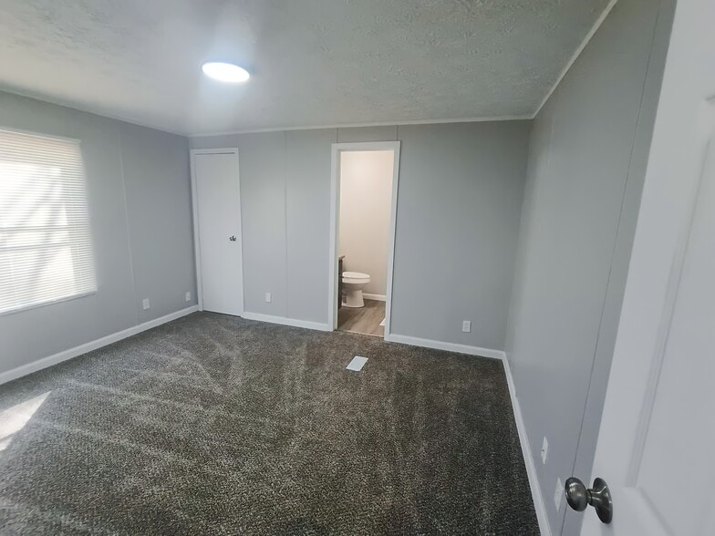 Building Photo - 42 Deerwood Park