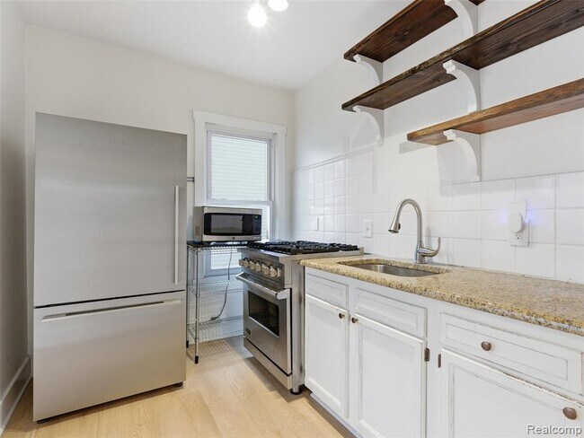 Building Photo - 335 E Elza Ave