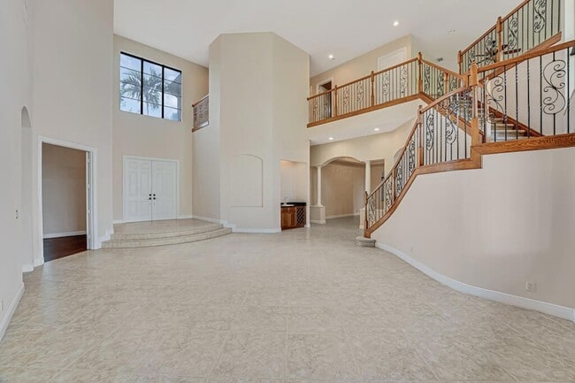 Building Photo - 10513 Versailles Blvd