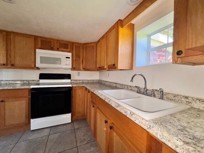 Building Photo - 1/1 Bottom level Duplex!