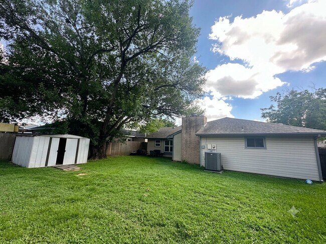 Building Photo - 18066 Forest Cedars Dr