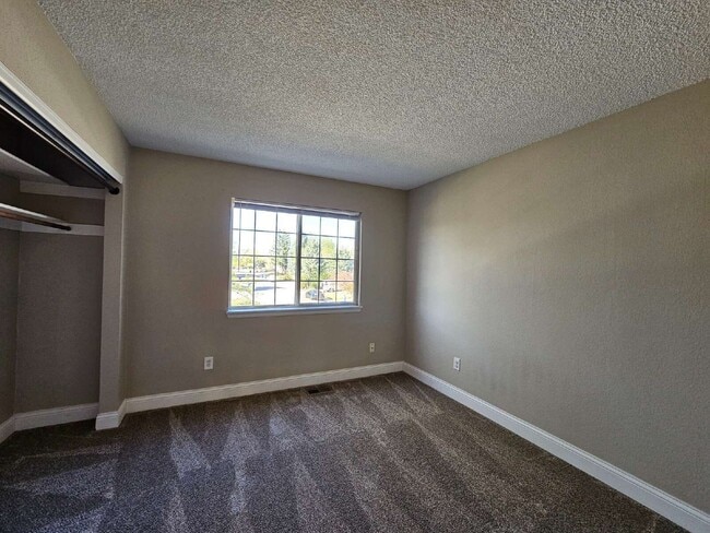 Building Photo - 180 Prairie Ridge Rd