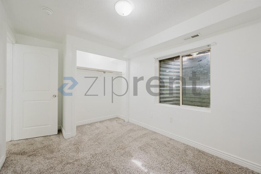 Building Photo - Unit
