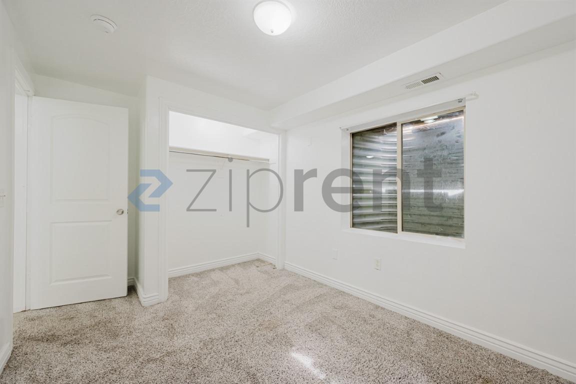 Building Photo - Unit