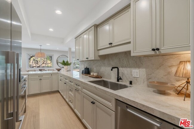 Building Photo - 6720 Hillpark Dr