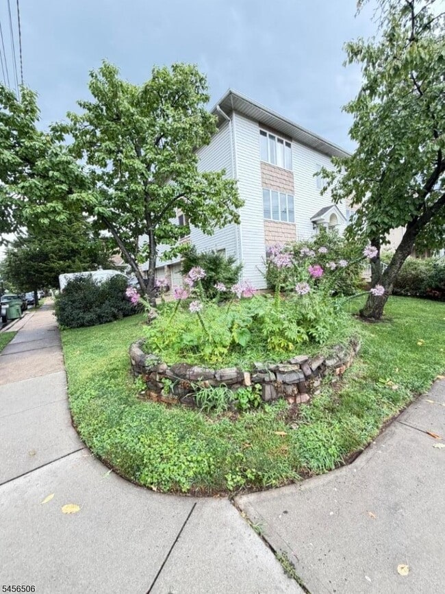 Building Photo - 226 Maple Ave