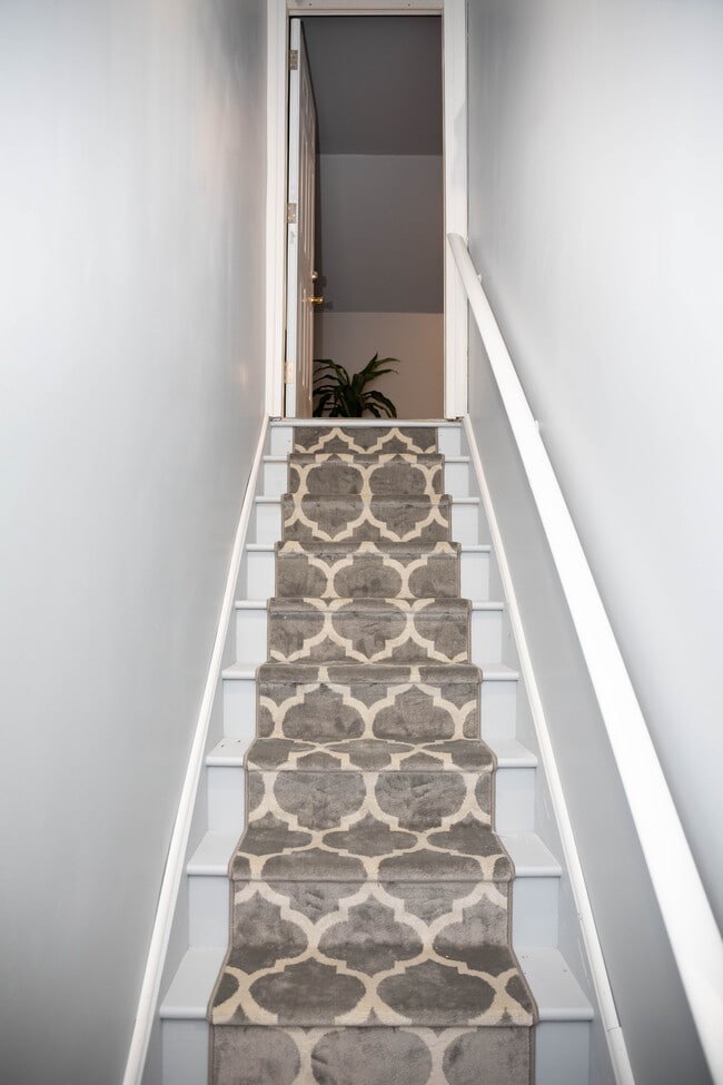 Building Photo - Unit B