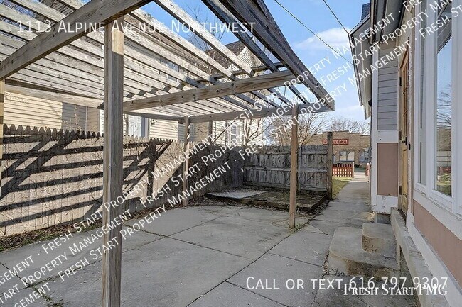 Building Photo - 1113 Alpine Ave NW