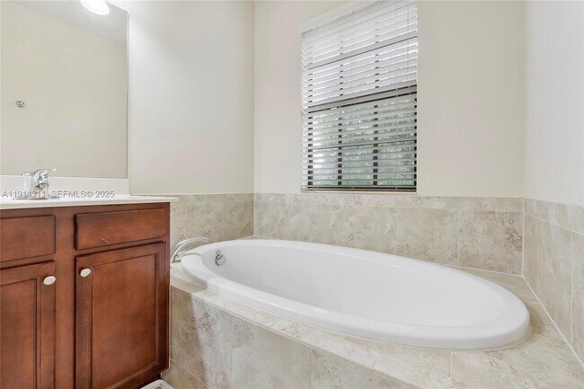 Building Photo - 10450 Wellington Parc Dr