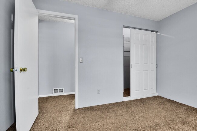 Building Photo - $2,540.95 with $300 off the first month's Rent- 4 Bedroom, 1.5 Bath, Single Family Home in Aurora...