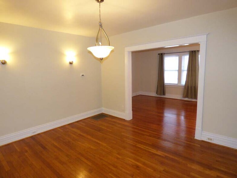 Building Photo - 1021 Commodore Dr