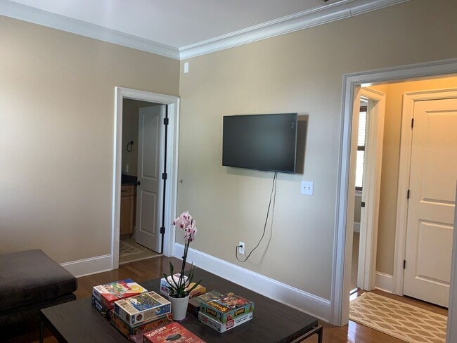 Building Photo - Charming Home