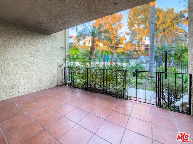 Building Photo - 9531 Vía Ricardo