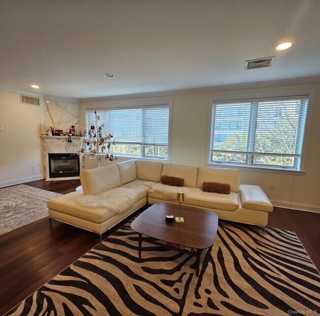 Building Photo - 171 Great Neck Rd