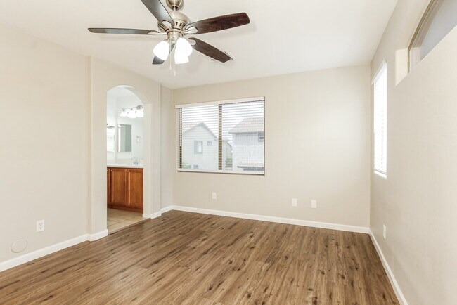 Building Photo - 9822 E Empress Ave