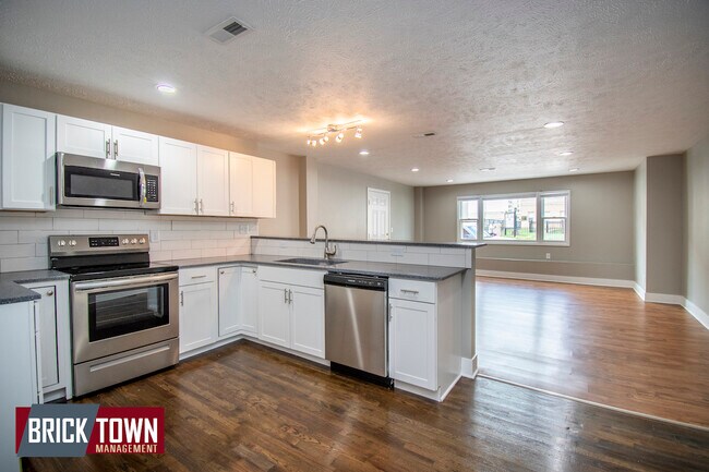 Building Photo - 2705 Leavenworth St